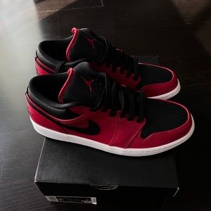 Jordan 1 LOW REVERSE BRED PEBBLED SWOOSH